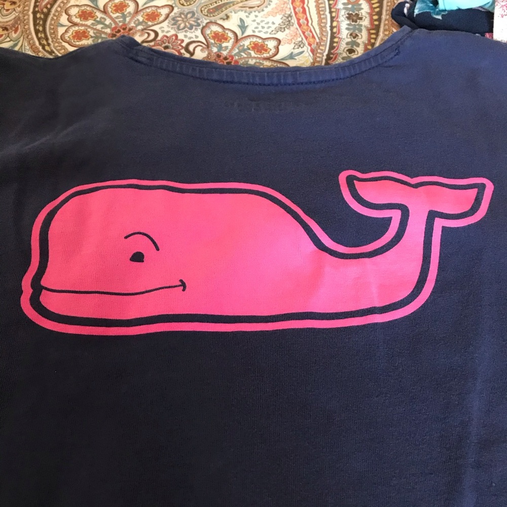 Girls Vineyard Vines T-shirt.
